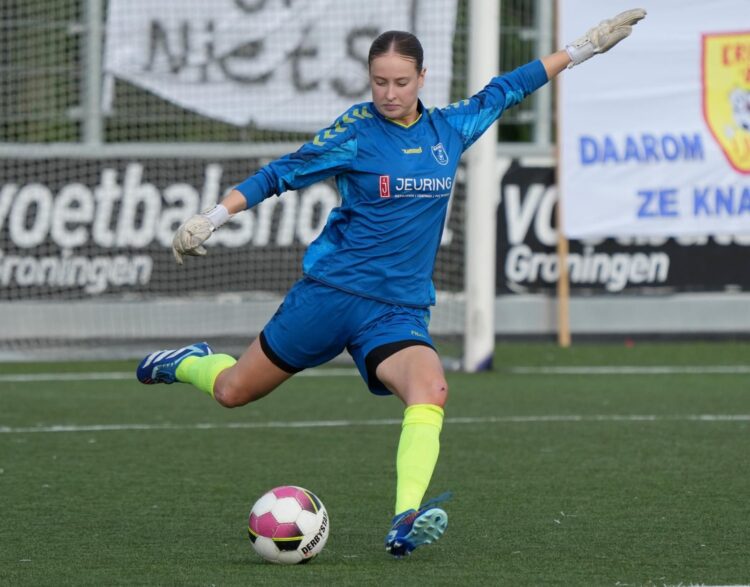 Nikia van Middendorp - Voetbal