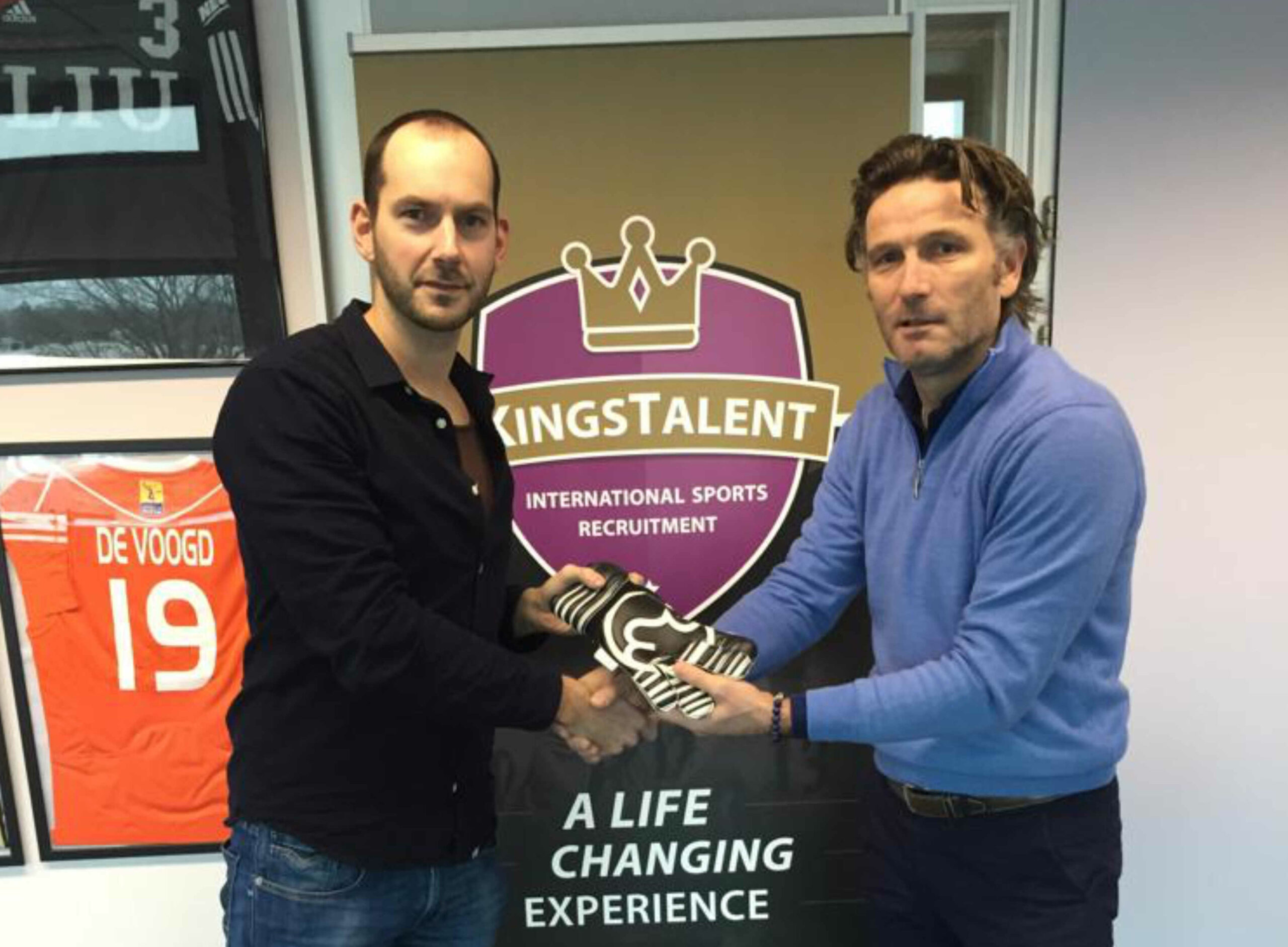 snijden vertrekken het kan KingsTalent en RWLK Goalkeepergloves slaan handen ineen - KingsTalent